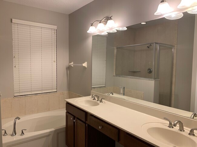 Building Photo - 6078 SE Split Oak Trl