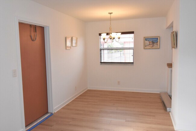 Building Photo - 572 Saxony Dr