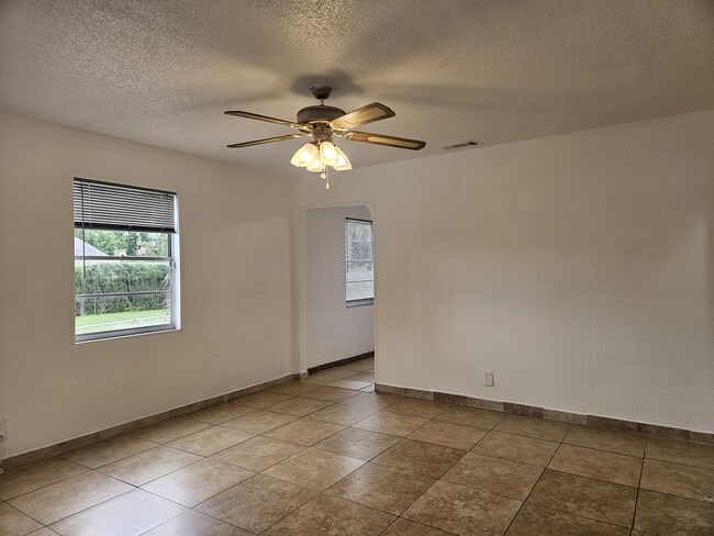 Foto del edificio - 1109 E Okaloosa Ave