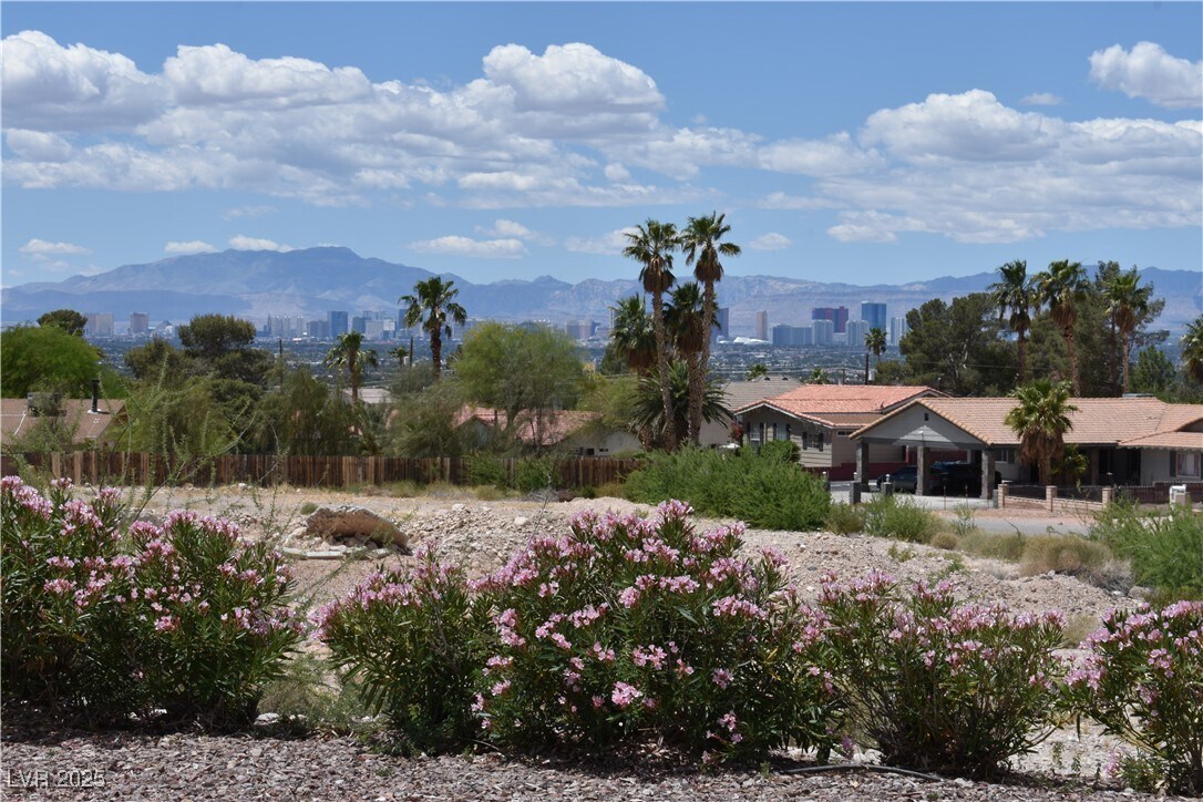Foto principal - 6889 Beverly Glen Ave