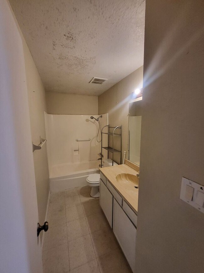 Building Photo - NE 3 Bedroom 1.5 Bath with  2 car garage