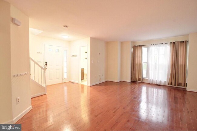 Building Photo - 9261 Ridgefield Cir