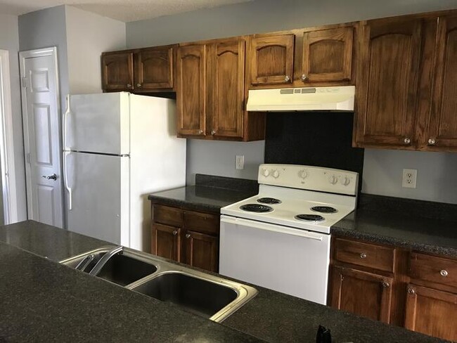 Building Photo - 3 bedroom 2.5 bath home!