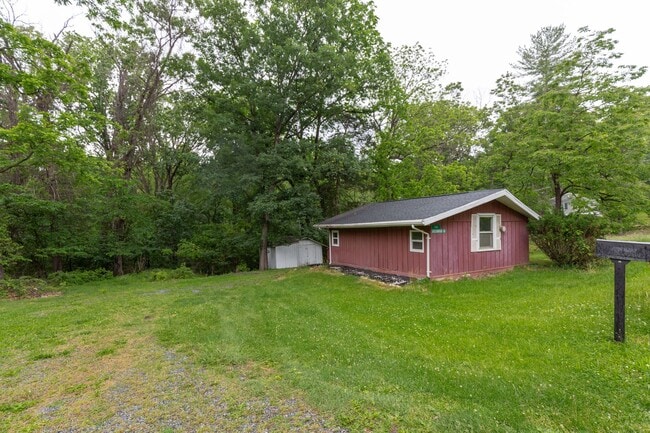 Building Photo - 1 Bed, 1 Bath Bungalow in Harpers Ferry