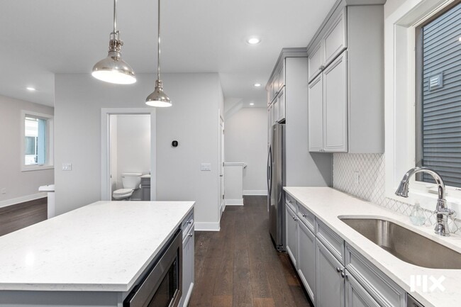 Building Photo - 631 Fairview Ave NE