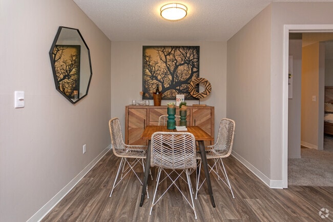 2BR, 2BA - 1,100 SF - Audenn Apartments