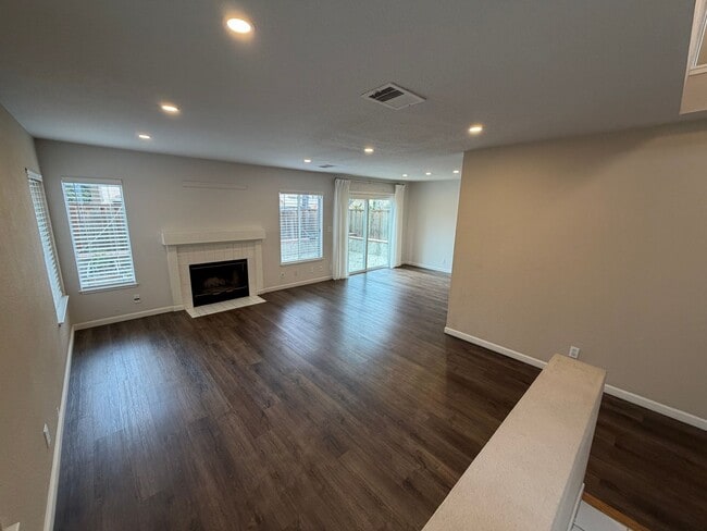 Building Photo - 3 Bed 2.5 Bath Single Family Home In Concord