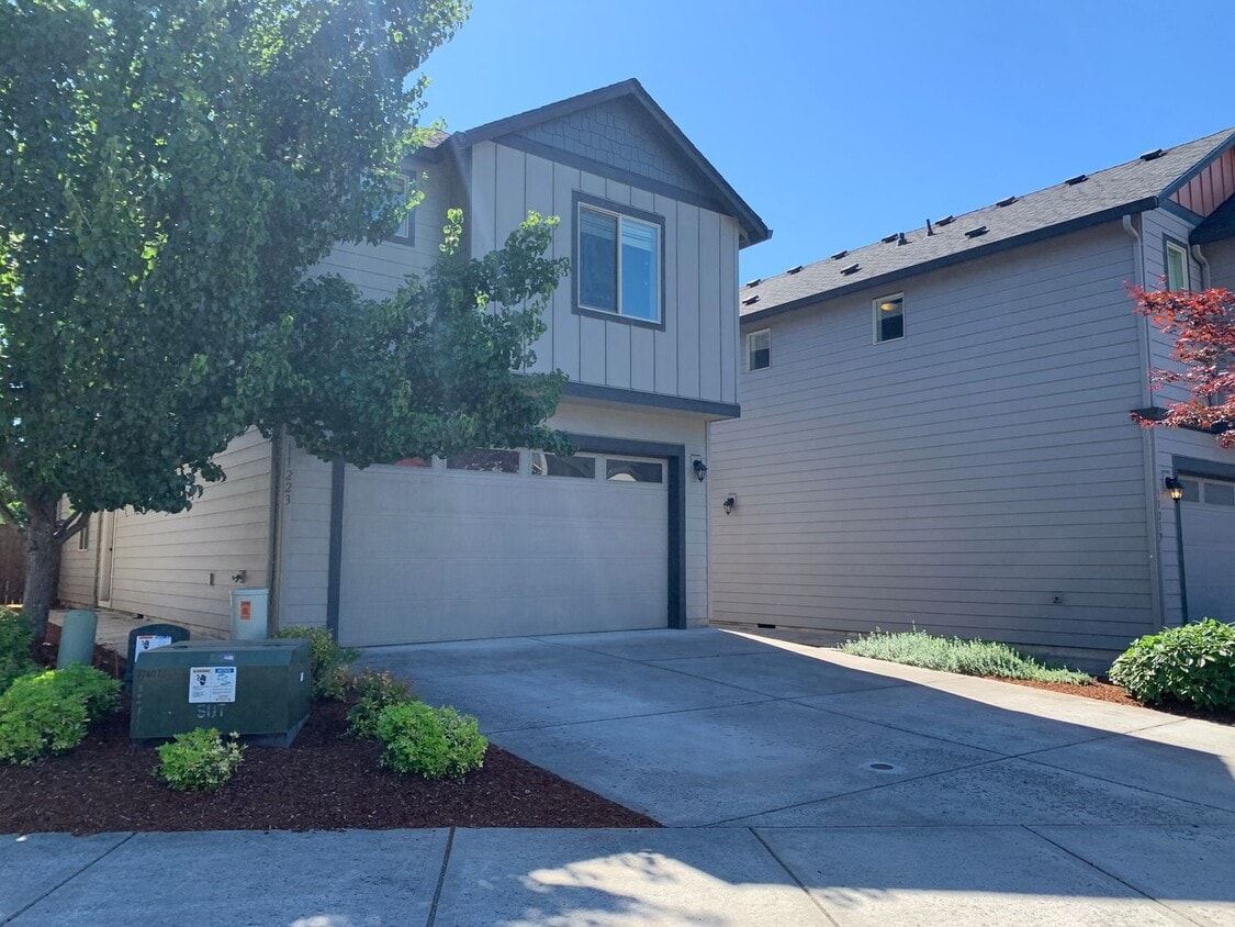 Primary Photo - Beautiful 3 Bedroom Modern Home with Luxur...