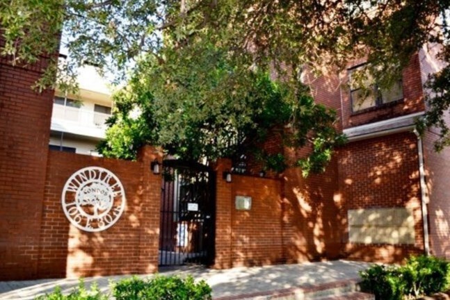 Longhorn condominio - 106 E 30th St