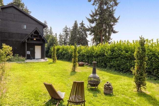 Building Photo - Stunning remodeled apartment with large walk-out patio