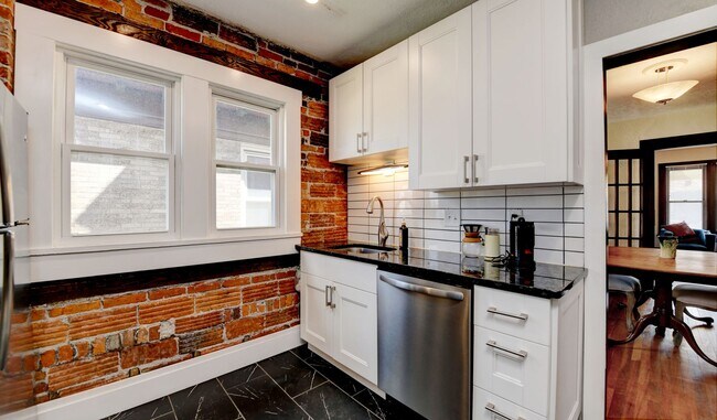 Foto del edificio - Charming 2-Bedroom Duplex in Franklin Park