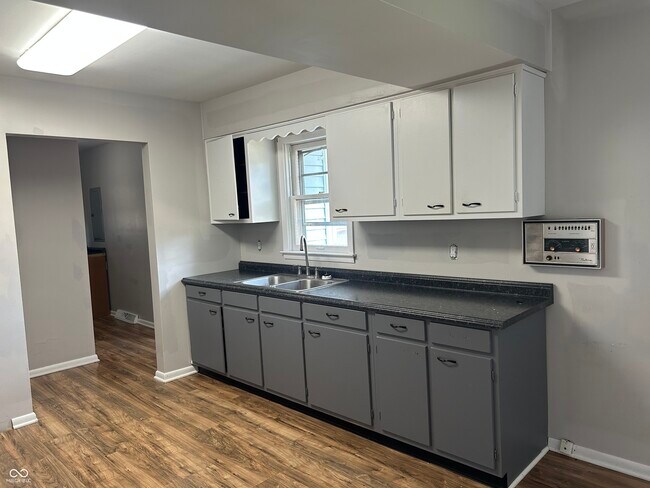 Building Photo - 404 Minary Ln