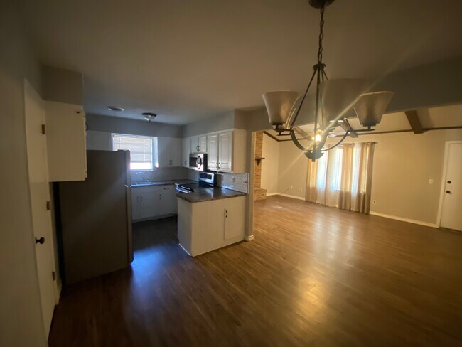 Building Photo - 3811 Bell St