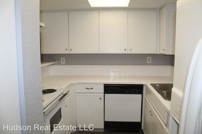 Building Photo - 2080 Karen Ave