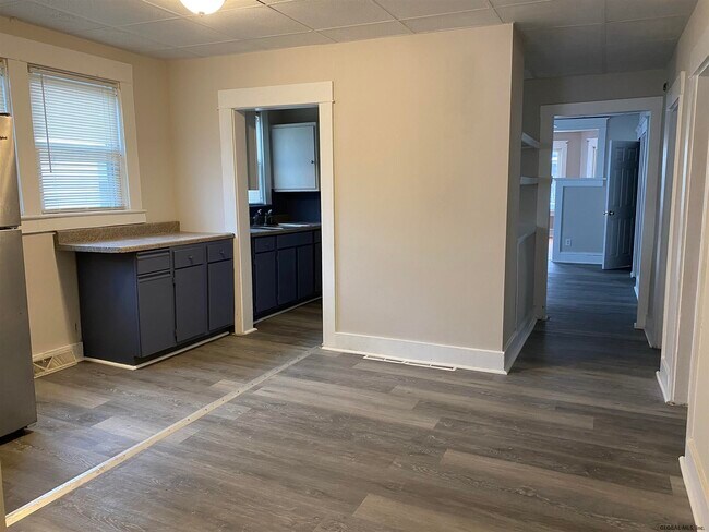 Building Photo - 1018 Regent St