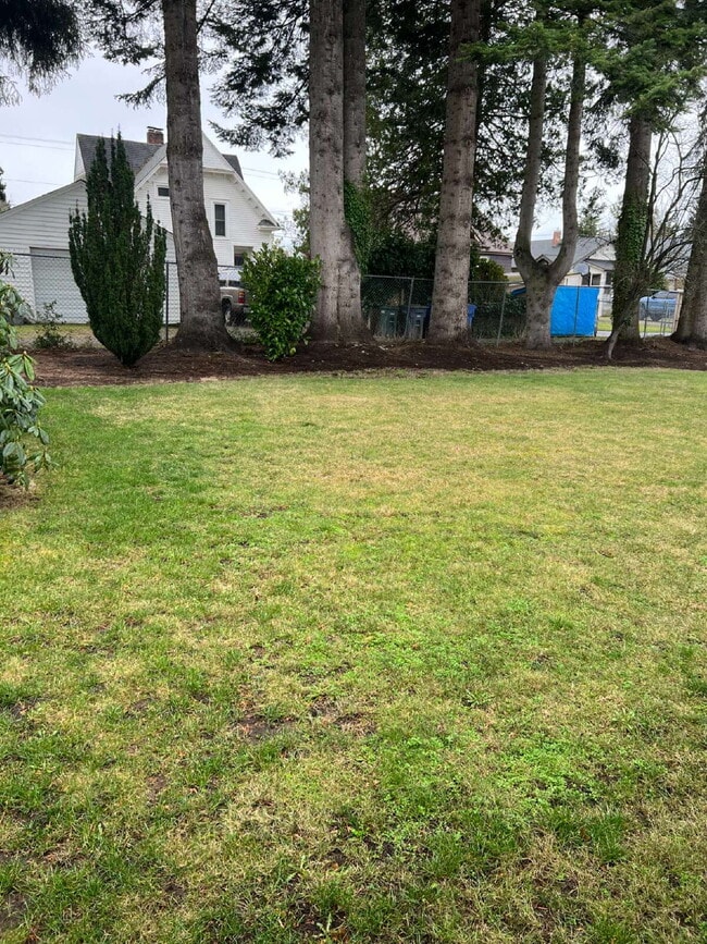 Building Photo - Duplex Unit Available for 8/5/2025 Move-In!