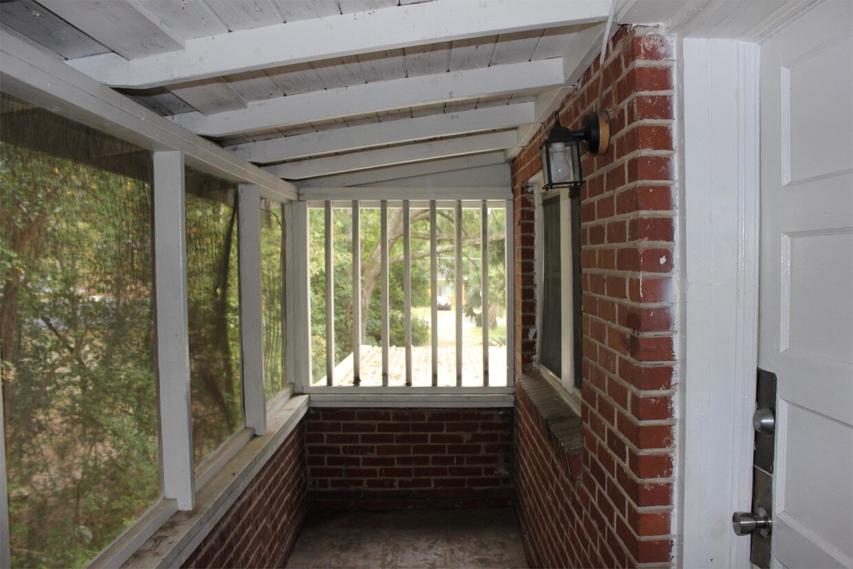 Primary Photo - 1205 Baker Ave