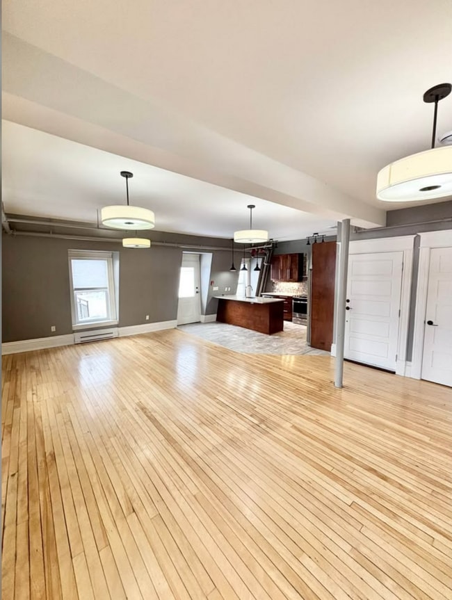 Building Photo - Beautiful Executive Apartment Downtown Fre...