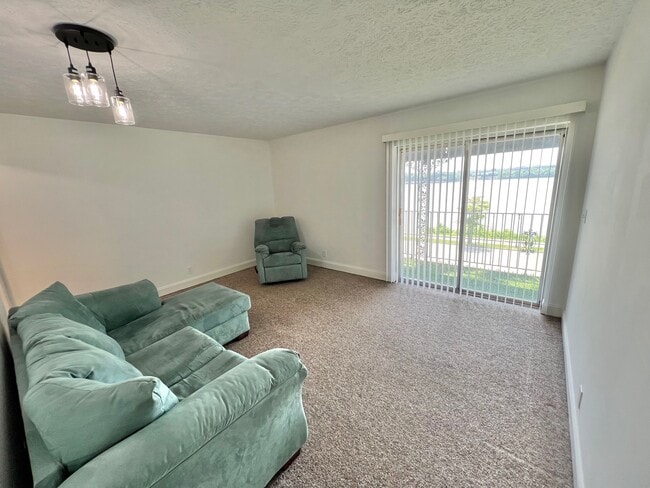 Sala de estar con vista completa al río - 212 Riverside Dr