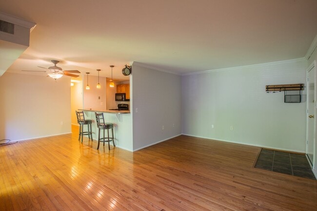 Building Photo - Lovely 2 BR/1 BA Condo in North Bethesda!