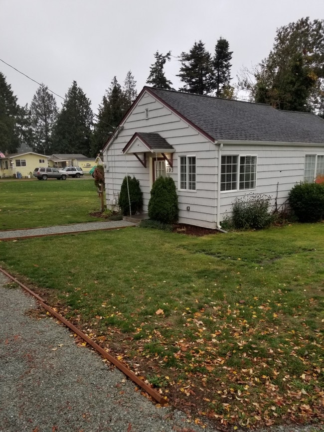 Building Photo - Madrona Beach Cottage