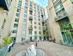 Building Photo - 423 7th St