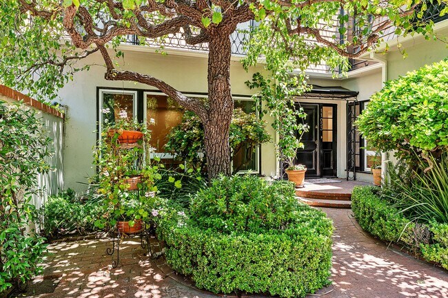 Foto del edificio - Westwood Townhome in an Exclusive 3-Home Enclave