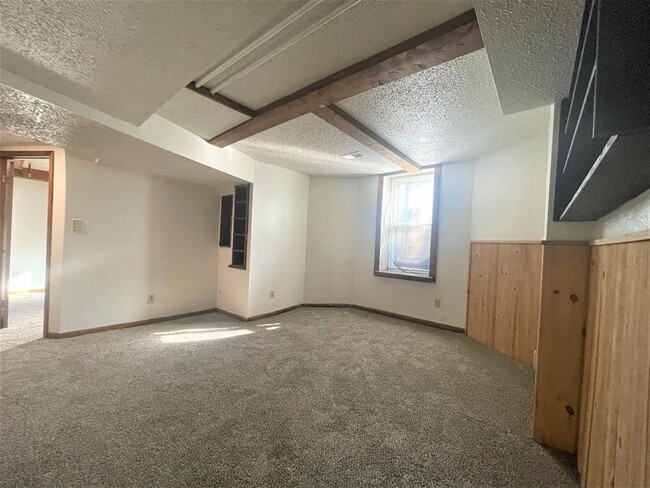 Photo - 831 E College St Apartment