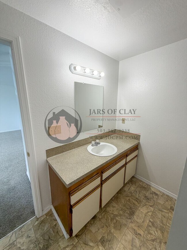 Foto del edificio - ½ OFF FIRST MONTH! | Cozy 2BR Upstairs Residence in Keizer