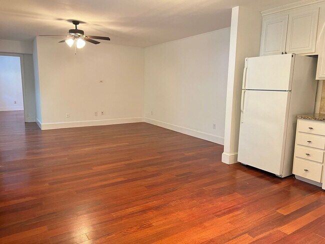 Building Photo - 2 Bed | 2 Bath First Story Condo in Camero...