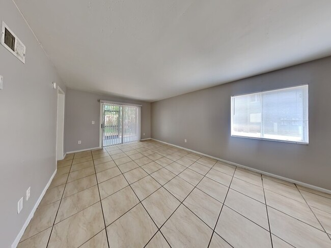 Building Photo - 2549 S Oak Ave