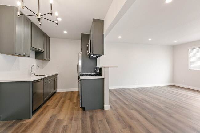 unit 5 dining - 2401 S Sycamore