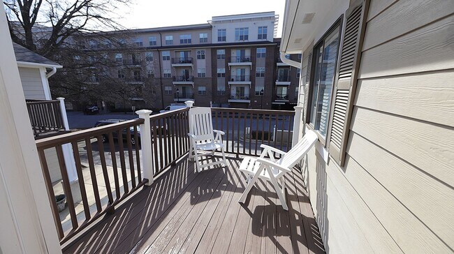 Foto del edificio - Village District 2-Bedroom Condo - Walkable to Shopping + Dining!