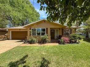 Building Photo - 516 E Stanford St