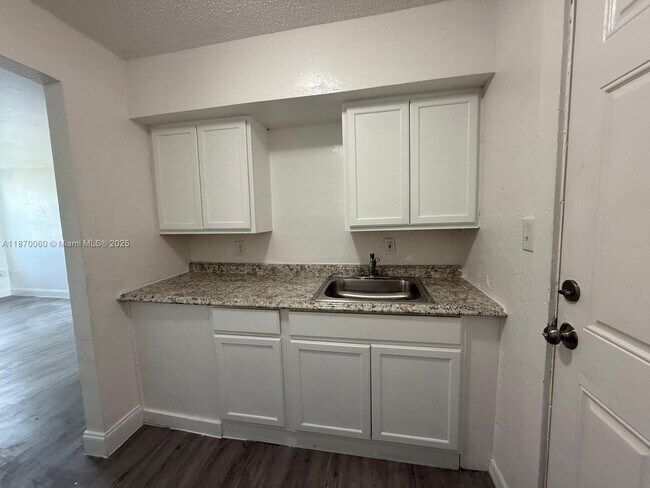 Foto del edificio - 3608 Sammy Watkins Ave