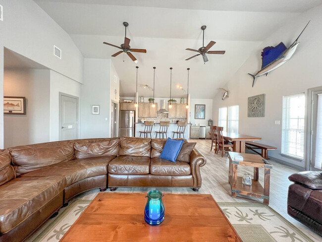 Building Photo - 4037 Summit Dr