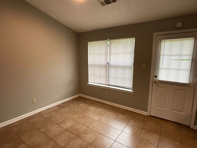 Building Photo - 115 Colonial Dr