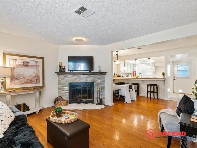 Building Photo - Beautiful 2 Bedroom, 2 Bathroom Home with ...