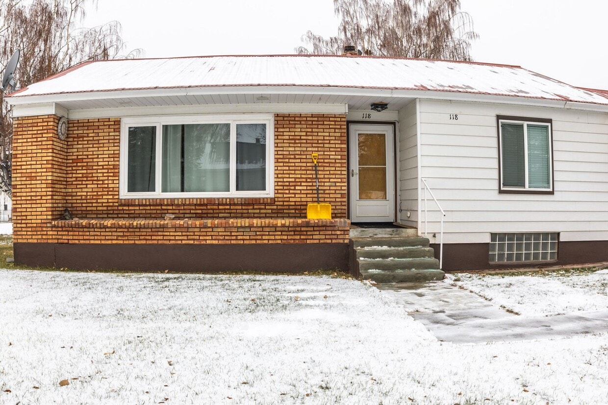 Foto principal - Your Fully Furnished 3 Bed 2 Bath Home Awaits Immediate Move-In!