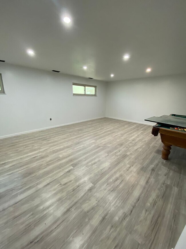 Building Photo - Fully renovated private basement apartment...