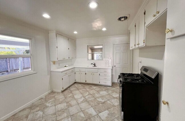 Foto del edificio - Charming 2BR House in Woodland