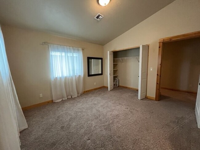 Foto del edificio - Charming 3 Bed + Loft Row Home in Quiet Neighborhood | 2.5 Baths | 2-Car Garage