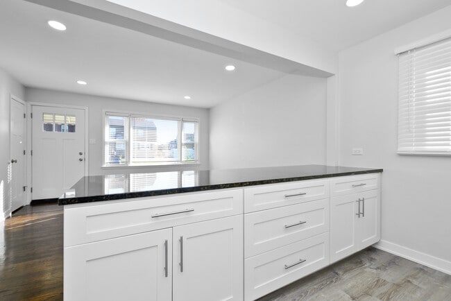 Building Photo - 10838 S Neenah Ave