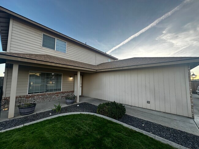 Building Photo - 5005 Thrush Ct