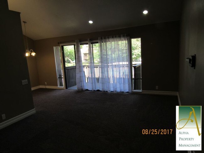 Building Photo - 728 Woodside Ln E
