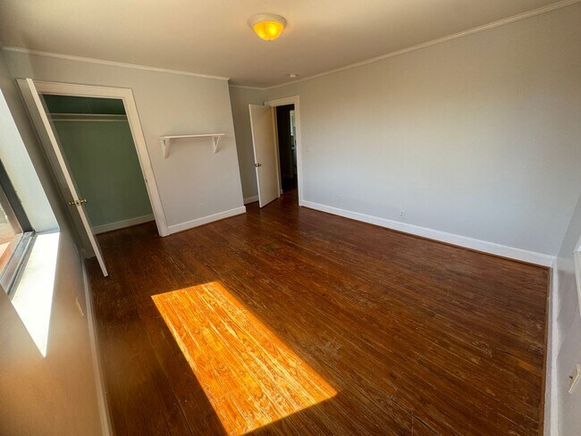 Building Photo - 2 Bedroom 1 Bathroom Apartment in Rosewood...