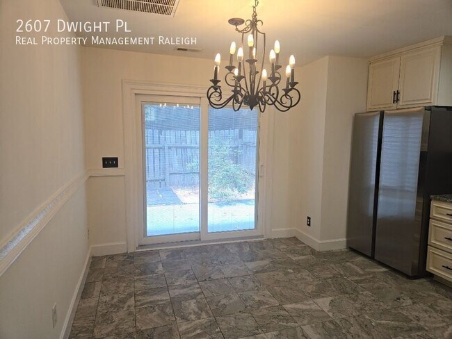 Building Photo - 2607 Dwight Pl