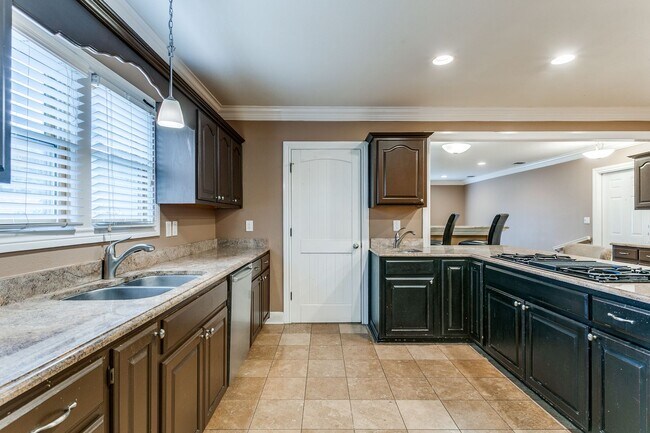 Foto del edificio - Magnificent 6-Bedroom, 5-Full Bath in Terrel Hills