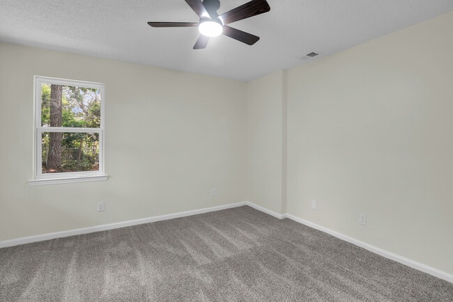 Foto del edificio - 28 Gerald Dr