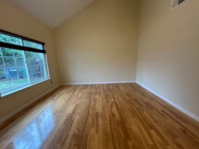 Building Photo - Large lot, close to freeway